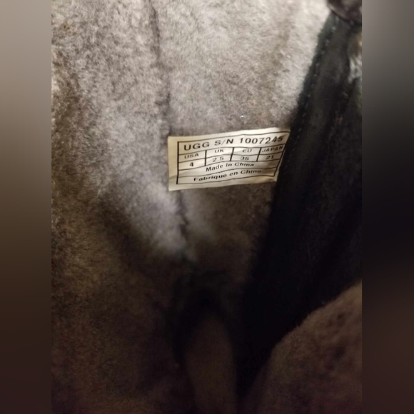 UGG I ❤️ UGG Black Kisses Sequin Skull Tall Boot Big Girls size 4 ☠️ Womans 5.5. - Picture 2 of 4